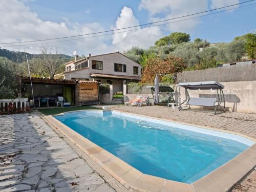 Quiet house in Drap with swimming pool