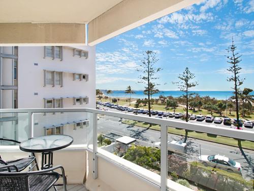 Kooringal Unit 9 - Great location opposite Greenmount Beach Coolangatta
