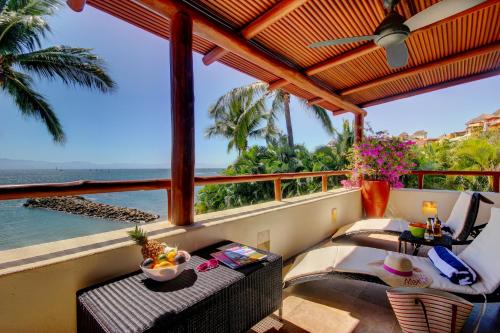 Your beach-house awaits! Stunning views, exclusive beach access, private pool & jacuzzi