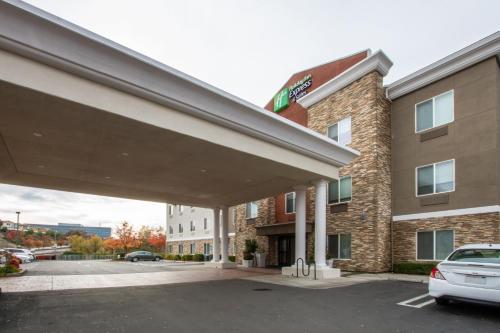 Holiday Inn Express Hotel & Suites Roseville - Galleria Area, an IHG Hotel