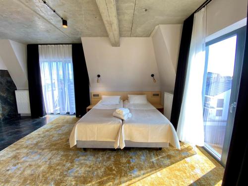 4 twin beds