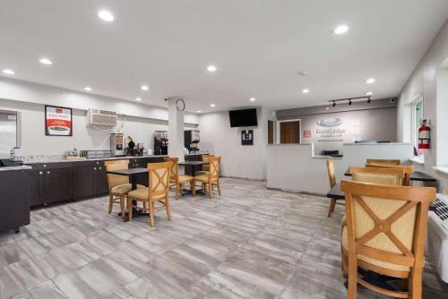 Econo Lodge Inn & Suites in Mason City, USA
