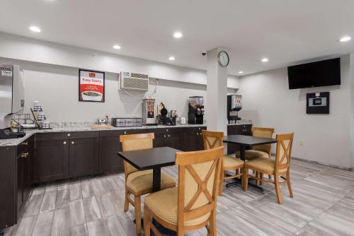 Econo Lodge Inn & Suites in Mason City, USA