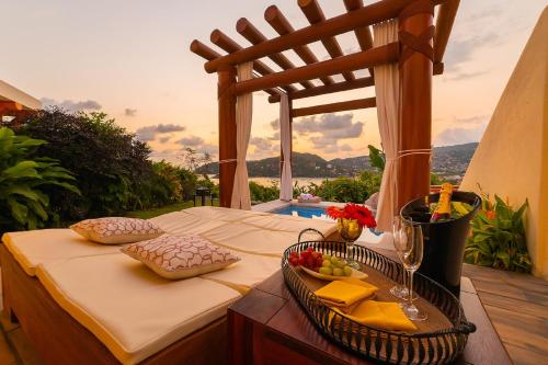 Tentaciones Hotel & Lounge Pool - Adults Only Zihuatanejo