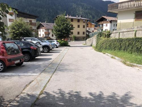 Trilocale Il Cardo, Giustino