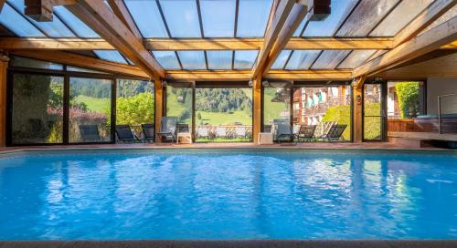 Swimming pool, Hotel Les Cotes, Residence Loisirs et Chalets in Morzine