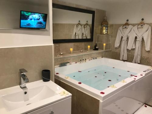 스파, Love Room Villa Charlene in 주앙-레-팽 시티 센터