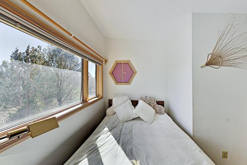 Peaceful Mountainside Escape with Dazzling Views home - image 2