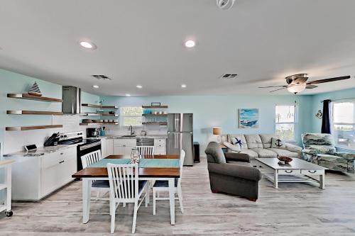 The Cottage at Salt Lake - Fishing Pier & Grill home - image 4