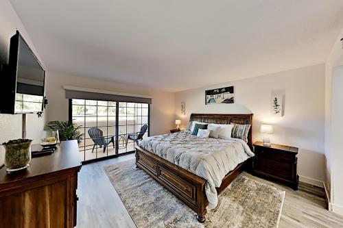 Country Club Getaway with Pool & Hot Tub condo - image 7