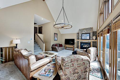 Expansive Mountain Getaway - Balcony & Hot Tub home - image 3