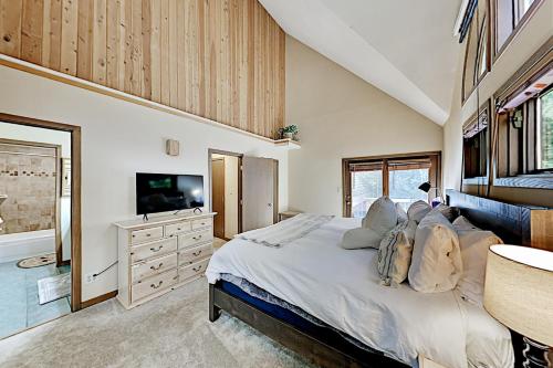 Expansive Mountain Getaway - Balcony & Hot Tub home - image 7