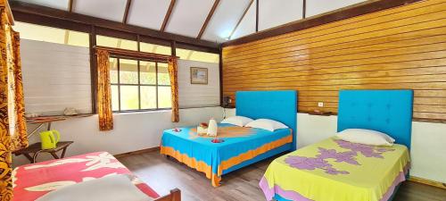 2 double beds, 1 twin bed