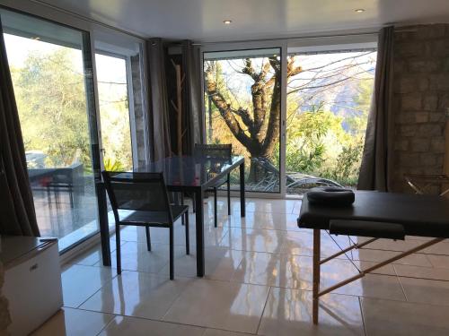 Love Room Villa Charlene in 주앙-레-팽 시티 센터