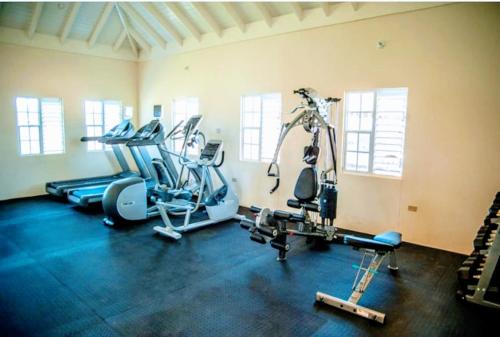 L&V Paradise Vacation Home with Pool and Gym