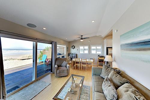 881 N Pacific Street Home - image 6