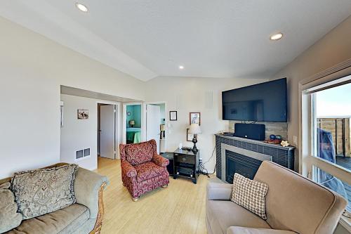 881 N Pacific Street Home - image 7