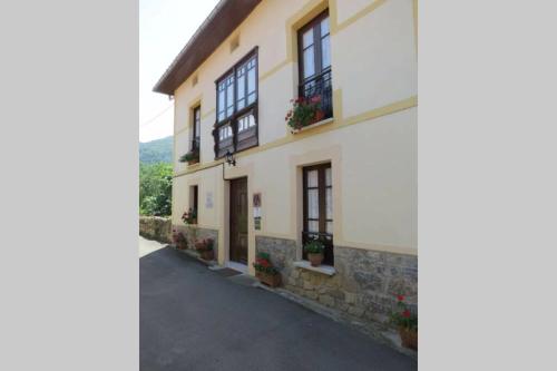  Casa del Cuetu. Traditional village house in Asturias, Pension in Meré