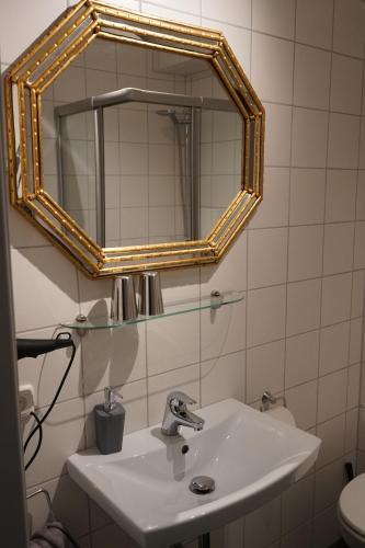 Hotel Come In Room Type - Family Room with Bathroom