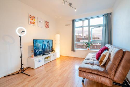 Contemporary 2-Bed City-Centre Apartment with Parking - Close to New Street