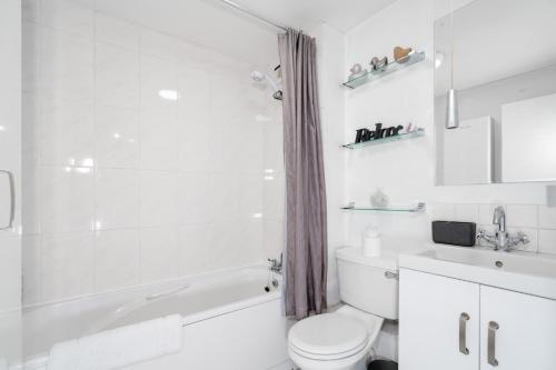 Bathroom, Contemporary 2-Bed City-Centre Apartment with Parking - Close to New Street in Birmingham