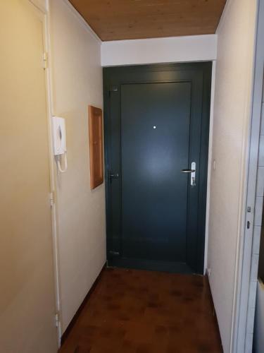 grand studio dans une residence prive avec une cuisine et salle de bain separe un parking gratuit et in Divonne-les-bains