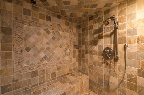 Camp Winterset - Walking distance to Summit Mountain and your own private Spa! - image 3