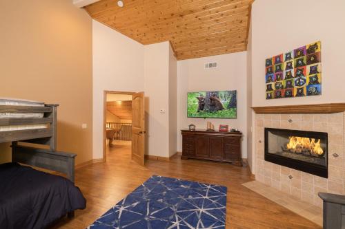 Camp Winterset - Walking distance to Summit Mountain and your own private Spa! - image 4