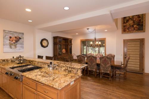 Camp Winterset - Walking distance to Summit Mountain and your own private Spa!