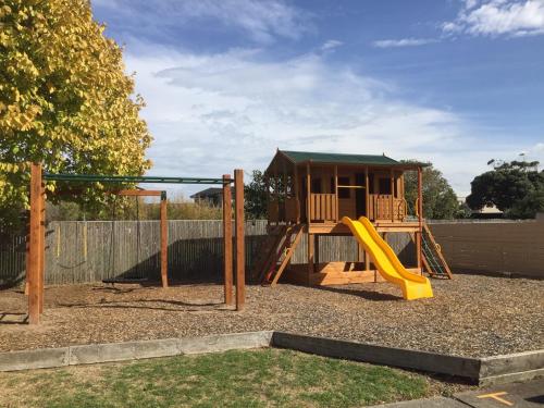 Playground, Rosebud Beach Unit 200 mt to Beach Late checkout near McLarens Dam