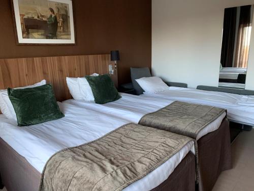 Standard Triple Room with Two Single Beds - Non-Smoking