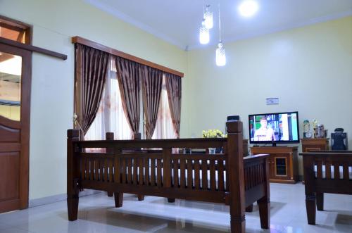 Rumah Kuning Bandung - Tap to explore photos