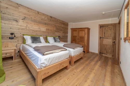 2 twin beds