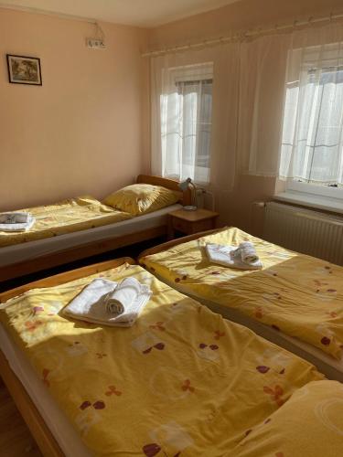 3 twin beds