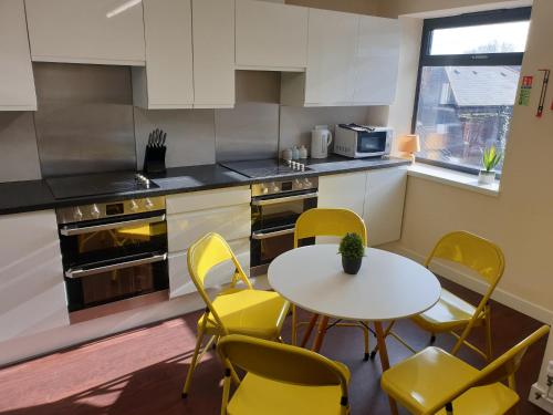 Modern City Home with 5 Ensuites and Private Parking! Perfect for Working teams in 諾威奇國際機場