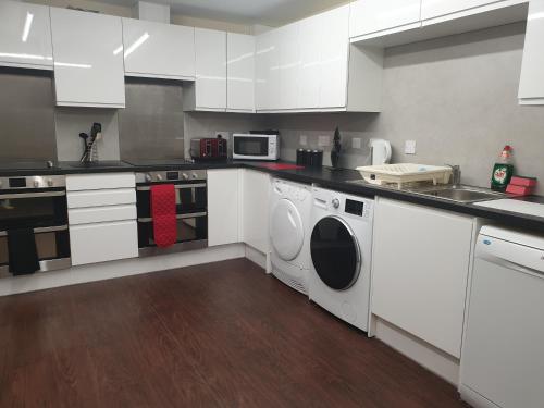 Modern City Home with 5 Ensuites and Private Parking! Perfect for Working teams in 諾威奇國際機場
