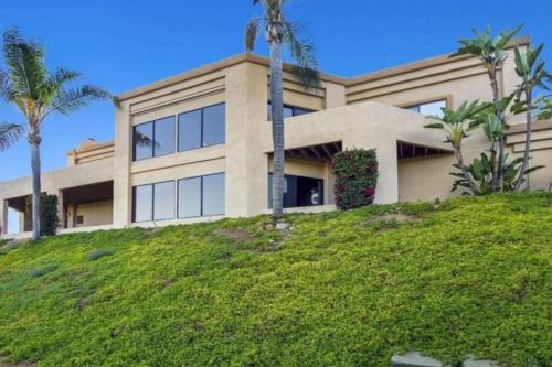 Hillside 2/2 Subdivided Home w/ Pool and Views! in ซานมาร์คอส (CA)