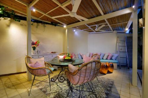 Cozy Private Villa 1 BR Seminyak Center w staff up to 70 discount!!