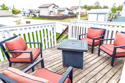 Balcony/terrace, 3 beds , Private Cozy Patio , 4 mins drive to Starbucks in Grande Prairie