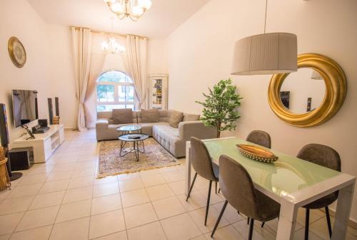 One Perfect Stay - 1BR Discovery Gardens