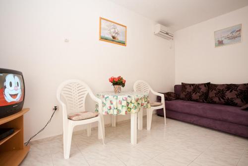 One-Bedroom Apartment image 8