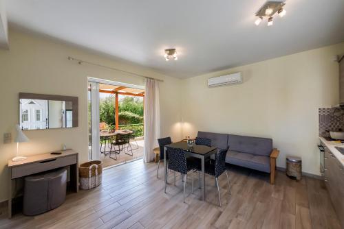  Estia Coastal Dream - Lush & Enchanting Garden Gem in Finikounda