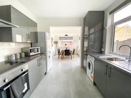 Kitchen, Spacious Contractor House & Luton Town Centre & LLA by Comfy Workers in Luton Airport