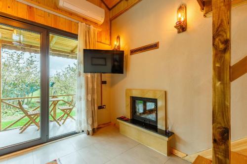 Peaceful Bungalow House On Riverside