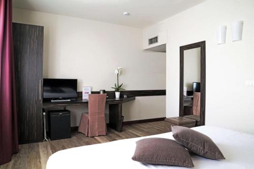 1 queen bed, 1 twin bed
