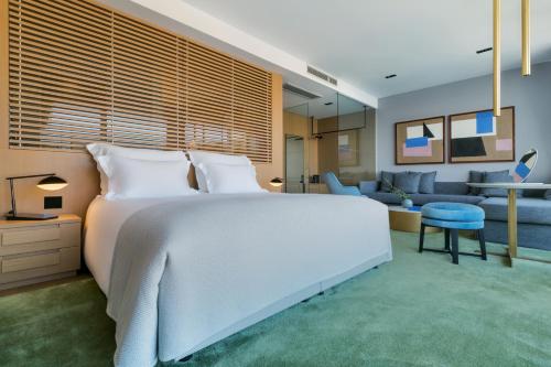 1 queen bed, 1 sofa bed