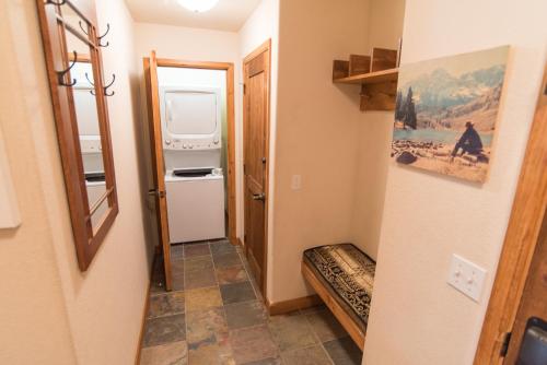 Riverbend Snowflake Lift Condo: Ski-In Ski-Out - image 5