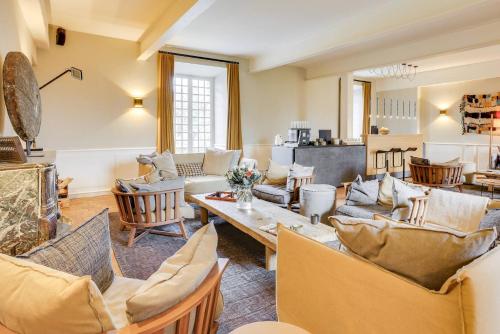 Chateau De Villiers-Le-Mahieu in Montfort-l'Amaury