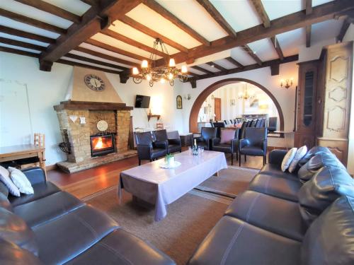 Le Manoir de la Rulette 20P well-ness BBQ Jardin terrasse ping pong salle de jeux in Tintigny