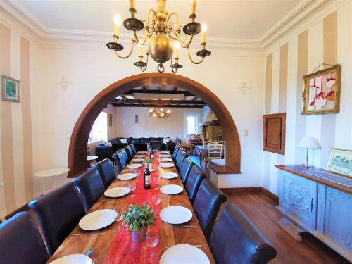 Le Manoir de la Rulette 20P well-ness BBQ Jardin terrasse ping pong salle de jeux in Tintigny